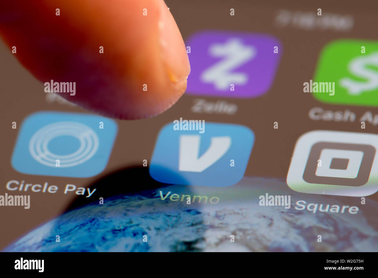 MINNEAPOLIS, Minnesota/USA - Juli 7, 2019: Person mit Apple i-phone zu drücken und die Venmo app/Zugriff auf Anwendungen Stockfoto