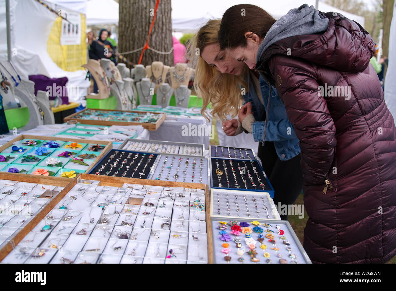 Jewelry Necklaces Earrings Stockfotos Und Bilder Kaufen Alamy alamy