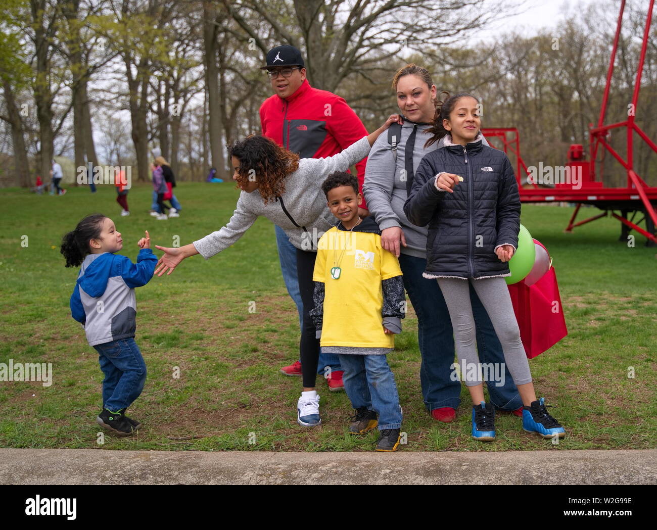 Meriden, CT USA. Apr 2019. Narzissenfest. Versuch, kleine Schwester in eine Familie Foto dar. Stockfoto