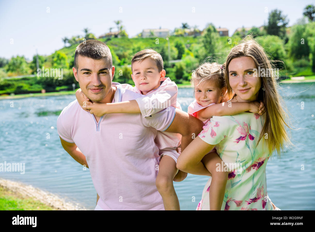 Happy Family im Park eine gute Zeit zusammen Stockfoto