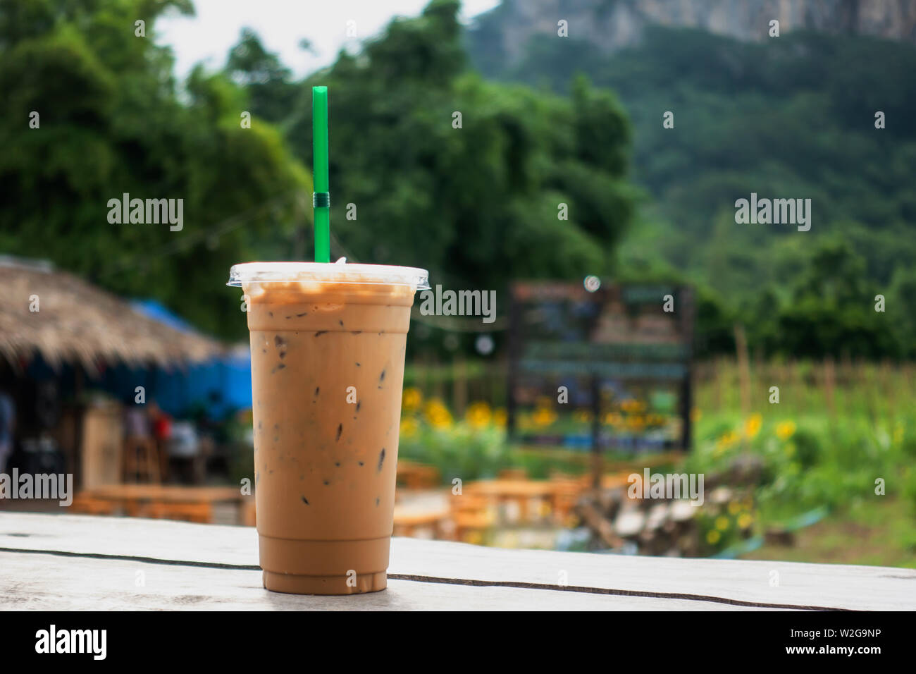 Iced Coffee Cup in Kaffee Zeit mit Bergblick Natur Hintergrund der Tourismus und der Ort für Reisen. Kaffee im Cafe von Thailand. Stockfoto