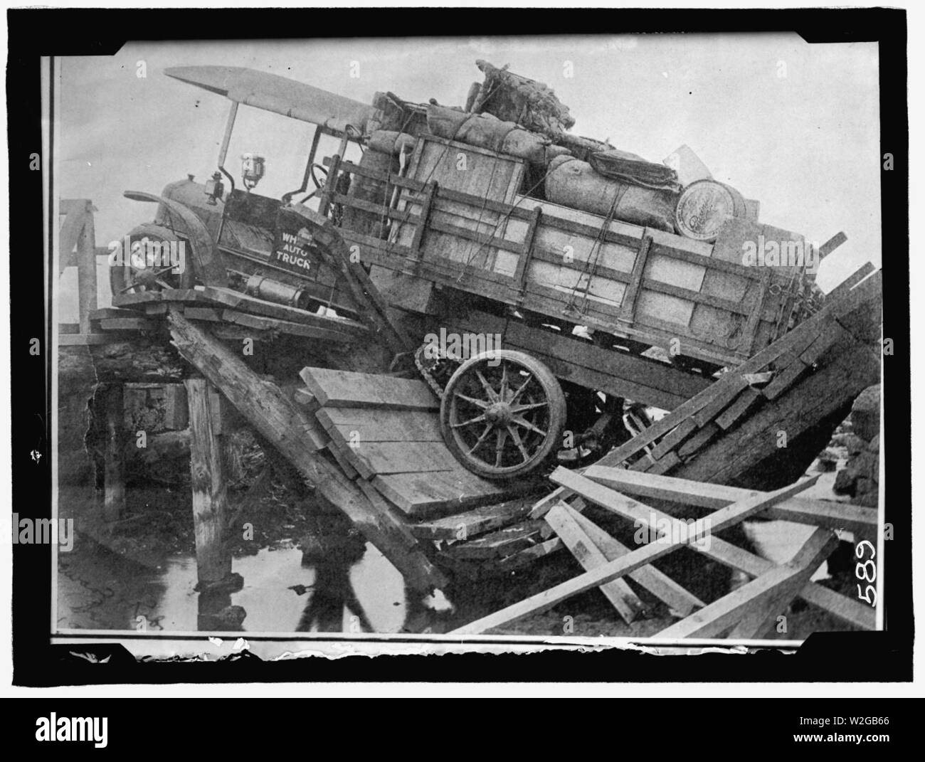 CHINA. Brücke gebrochen unter amerikanischer Truck Stockfoto