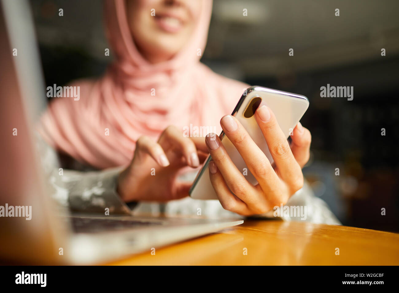 Gepflegte Hände der Frau in der hijab Sms Stockfoto