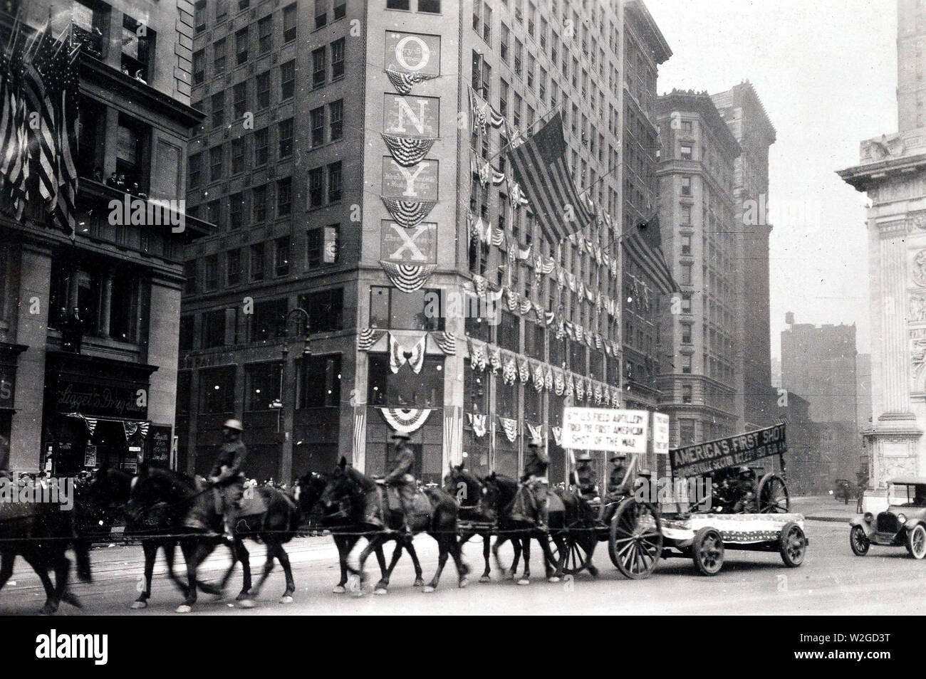 Erste Abteilung Parade in New York City. Zeigt die Waffe, die der erste Schuß an die Deutschen entlassen kann. 9/10/1919 Stockfoto