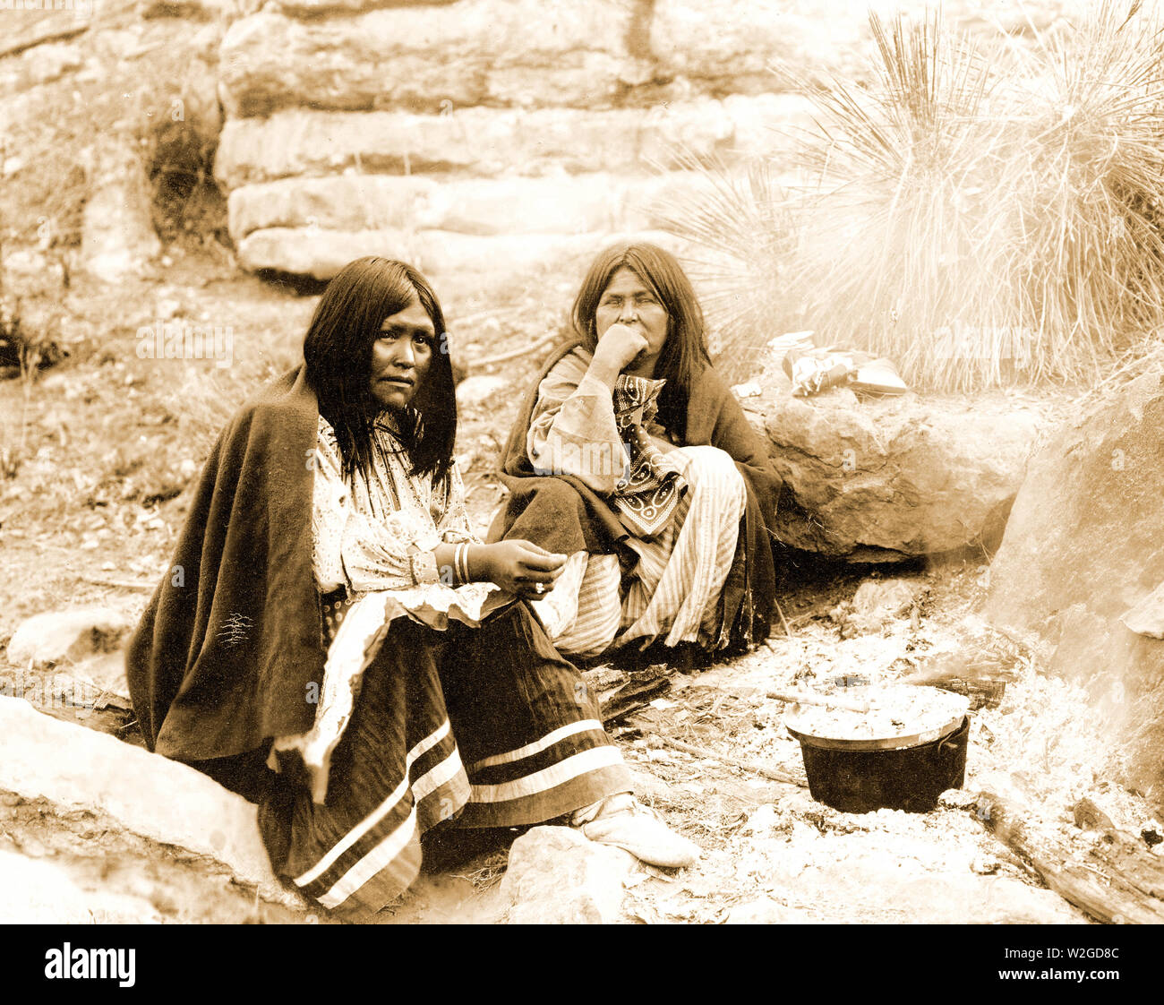 Edward S. Curits Native American Indians - Zwei Apache Indian Frauen am Lagerfeuer, kochen Topf vor einem Ca. 1903 Stockfoto