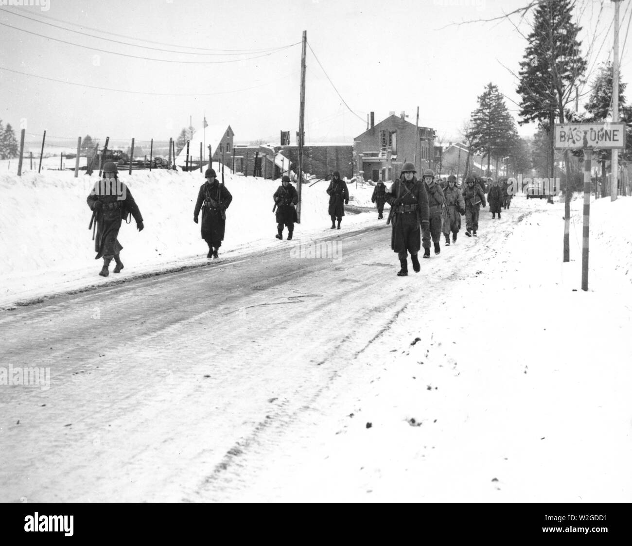 Mitglieder der Luftlandedivision von Bastogne, Belgien, den Deutschen, die Sie zehn Tage lang belagert haben, aus einer benachbarten Stadt. Dieses Foto wurde aufgenommen, während Bastogne noch unter Belagerung war. 12/29/44. Stockfoto