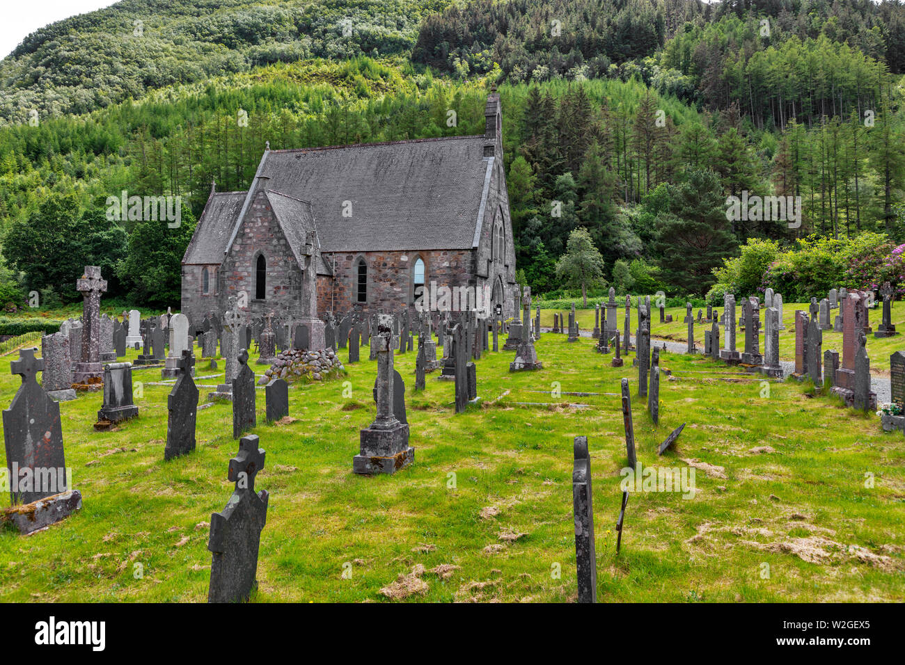 Kirche St. Johannes mit Friedhof, Ballachulish, Loch Levens, Glen Coe, West Highlands, Schottland, Vereinigtes Königreich Stockfoto