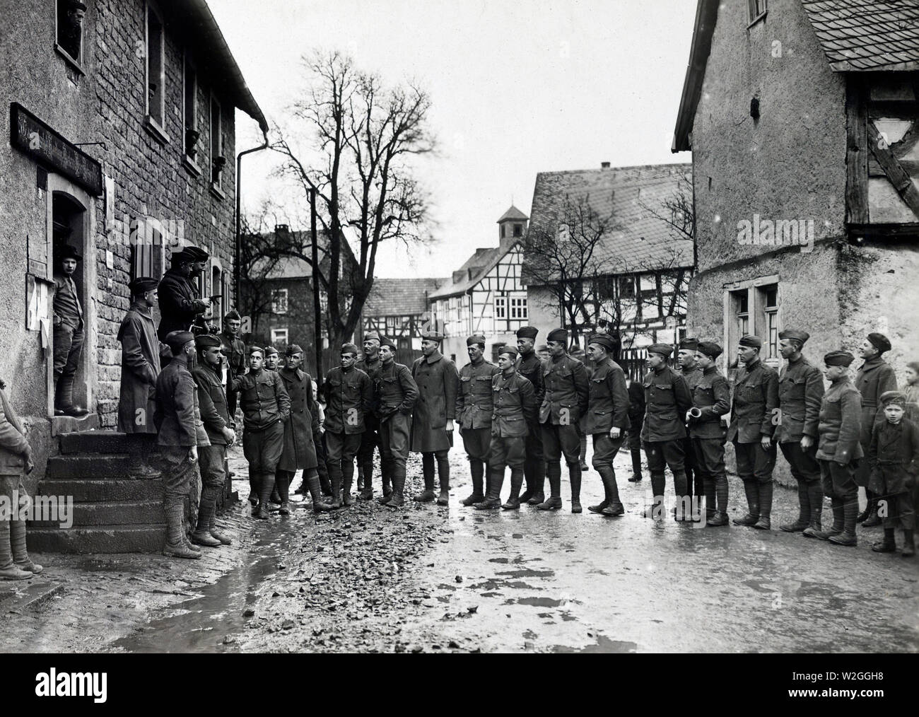 CAPTAIN EARL, ALMON COMDG Co.M, 3.Bataillon, 16 Infanterie, 1. Division, in einem kleinen Vortrag seine Männer auf, wie man sich in diesem besetzten Gebiet durchführen. Leuterod, Deutschland Ca. 1/12/1919 Stockfoto