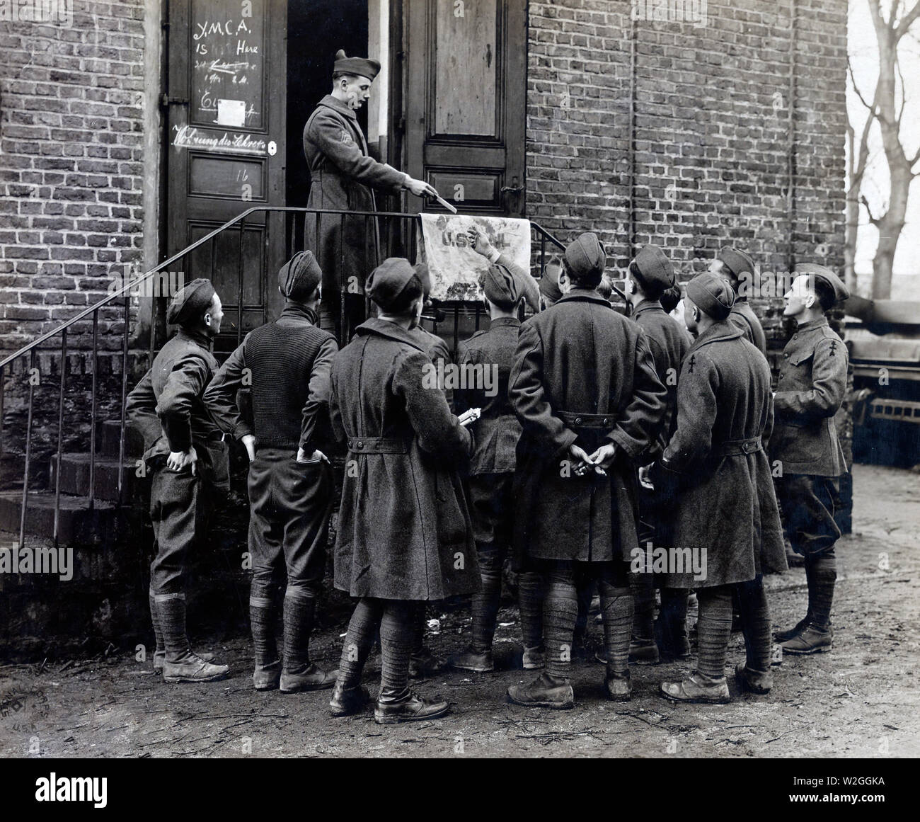 E-Mail an Mitglieder der 32nd Division bei Dierdorf, die ein paar Kilo verteilt. Aus der Neutralstellung Linie 1/12/1919 Stockfoto