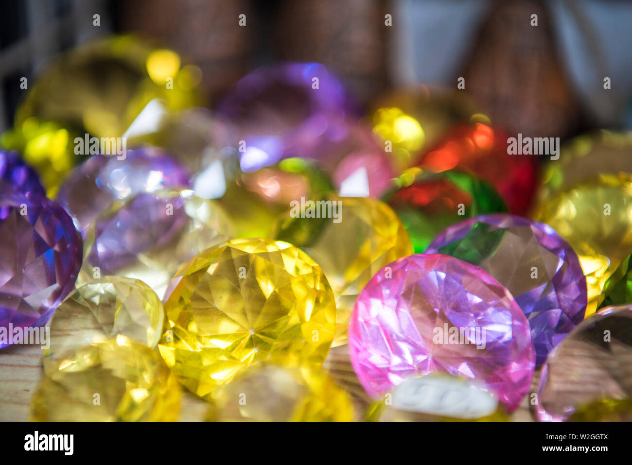 Sammlung von vielen verschiedenen natürlichen Edelsteinen. Abstrakte Foto von Schmuck. Stockfoto