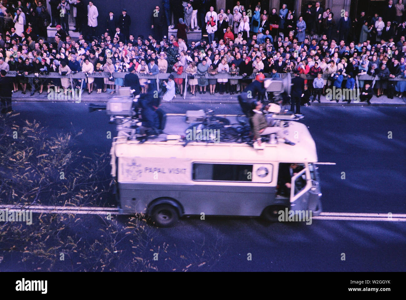 News Lkw in New York City Filme Papst Paul VI., als er zu Besuch in der Stadt am 4. Oktober 1965 Stockfoto