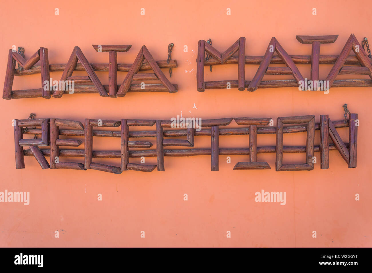 Holz- oder Holz Buchstaben oder Text mit den Worten Mata Mata Empfang an der Wand oder Fassade eines Gebäudes in der Kgalagadi Transfrontier Park, Südafrika Stockfoto