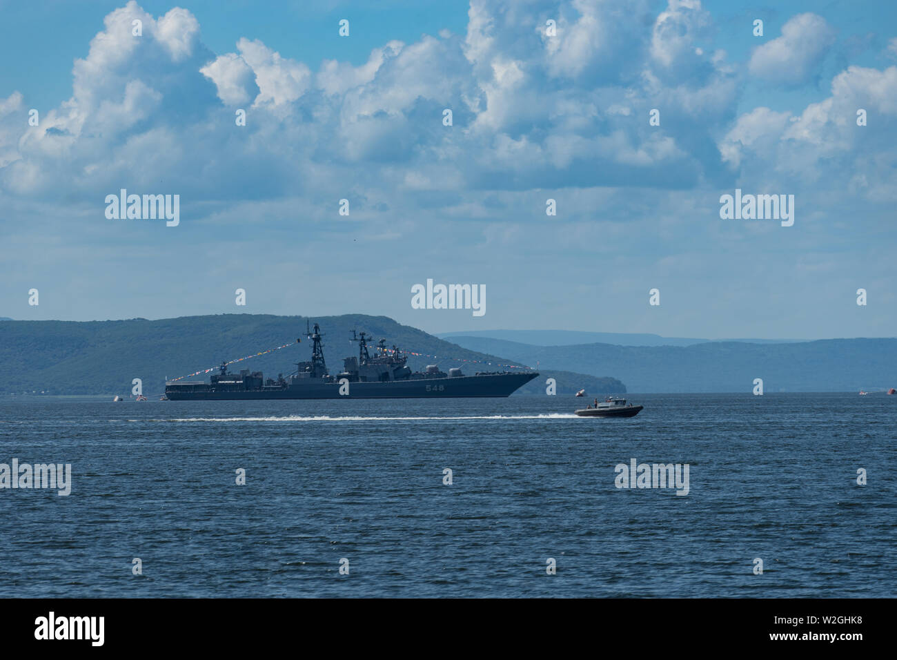Wladiwostok, Russia-July 28, 2018: Seascape mit kriegsschiff am Horizont Stockfoto