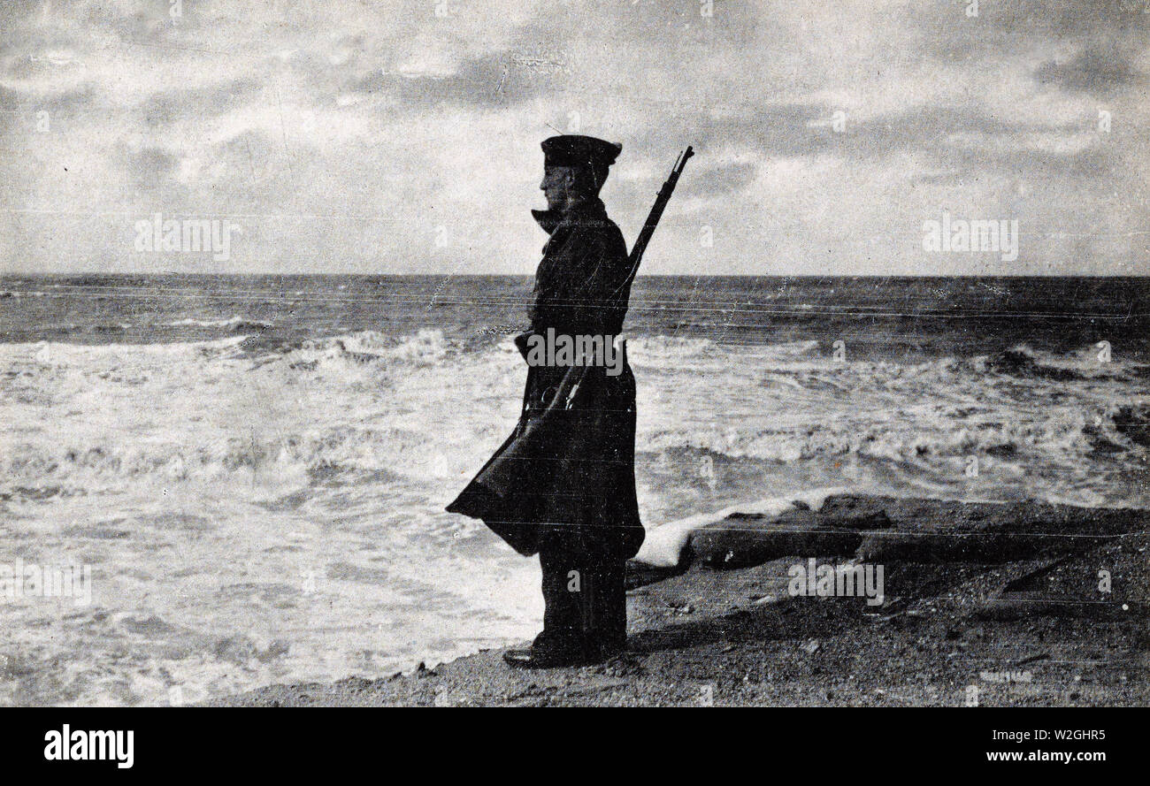 Ein deutscher Wachmann an der Flämischen Küste beobachten kann. 1918 Stockfoto