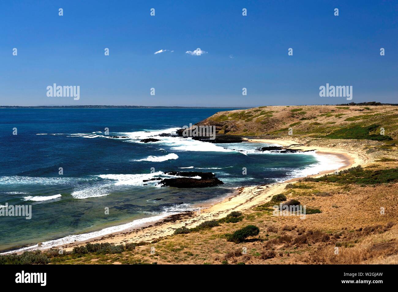 Nur wenige Tage nach den Schulferien scheint die Sonne auf einer einsamen Cowrie Bay, Phillip Island, Victoria, Australien. Stockfoto