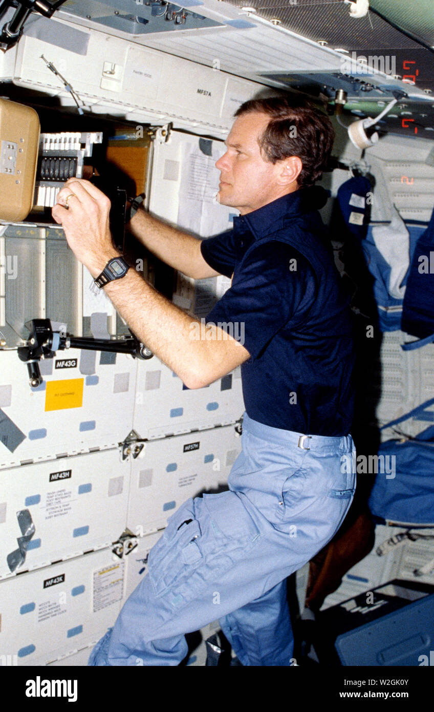 (12-18 Jan. 1986)------- US-Vertreter Bill Nelson (Demokrat - Florida), STS-61C Nutzlastspezialist, bereitet das Fotografieren einzelner Samples in der Handheld Protein Crystal Growth Experiment (HPCG) an der Columbia middeck. Stockfoto