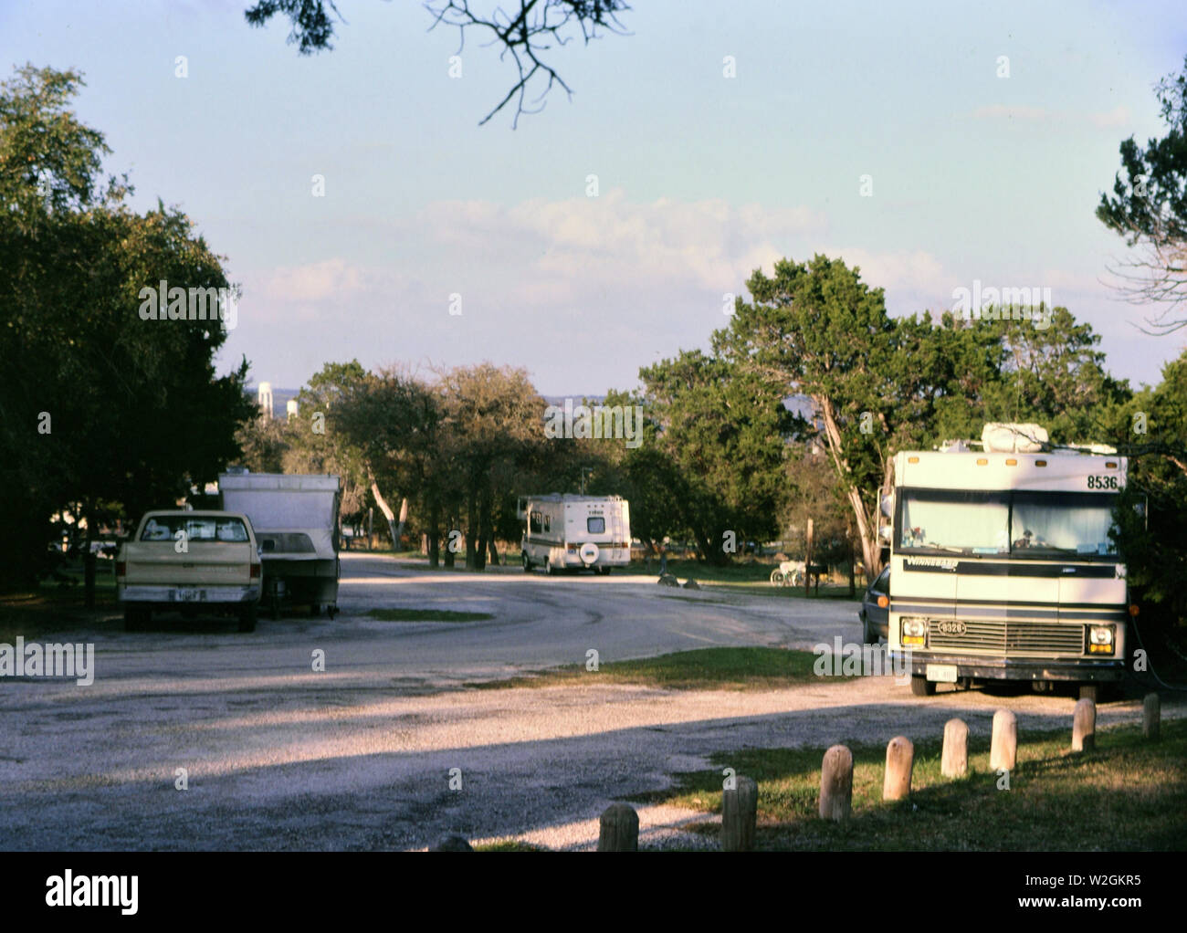 Freizeitfahrzeuge auf einem Campingplatz geparkt. 1987 Stockfoto