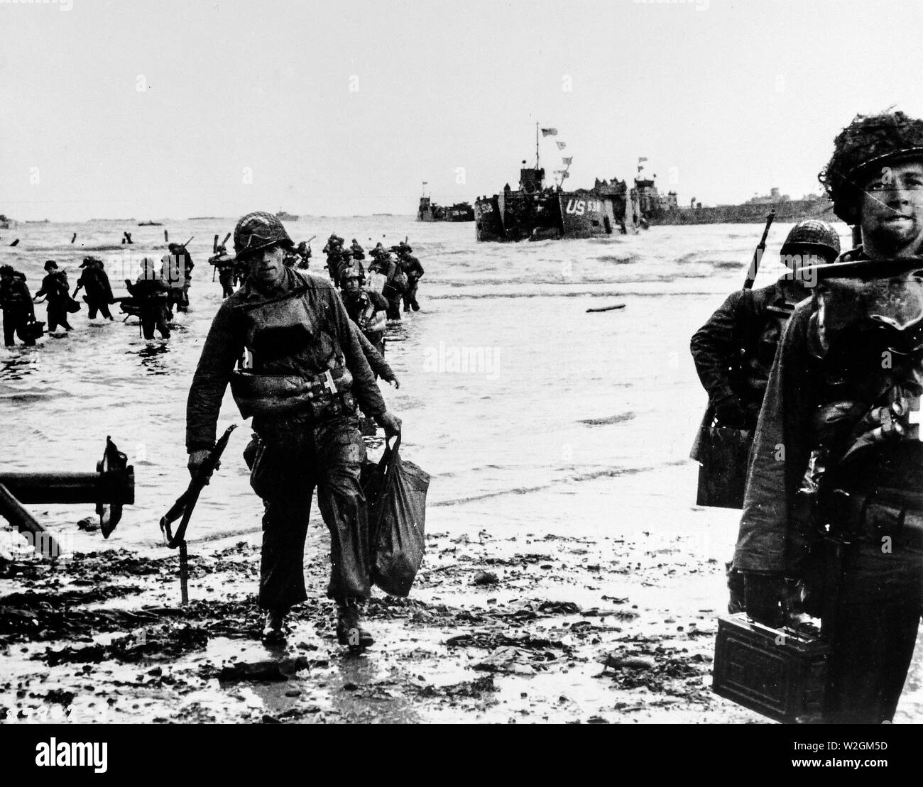[ORIGINAL CAPTION] INVASION... Die komplette Ausrüstung, American assault Truppen auf einen Brückenkopf auf der nördlichen Küste von Frankreich. Landing Craft, im Hintergrund, Marmeladen den Hafen. Juni 6, 1944. Omaha Beach. Stockfoto