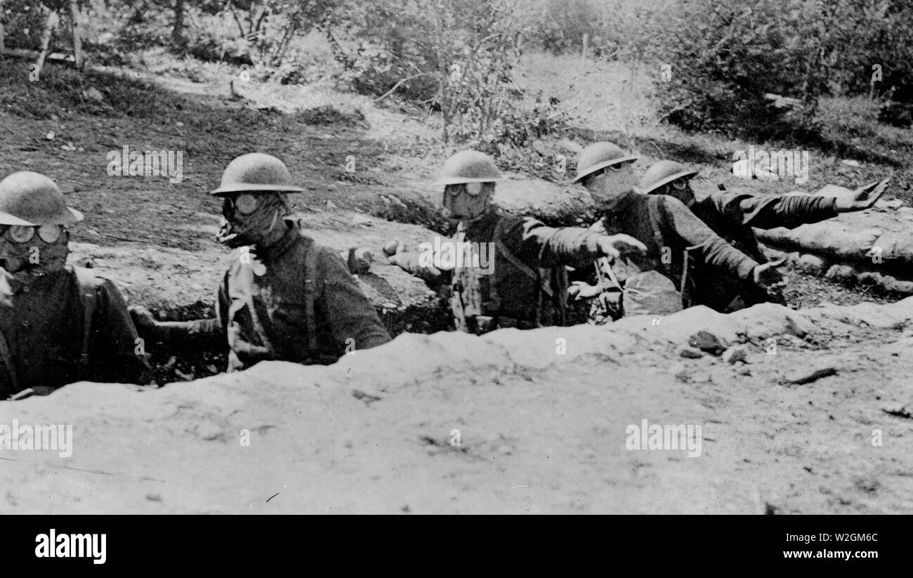 United States Marines in Frankreich - das Tragen von Marines Stahlhelme und Gasmasken an Granate werfen Praxis in einer Schule in Frankreich. 1917 Stockfoto