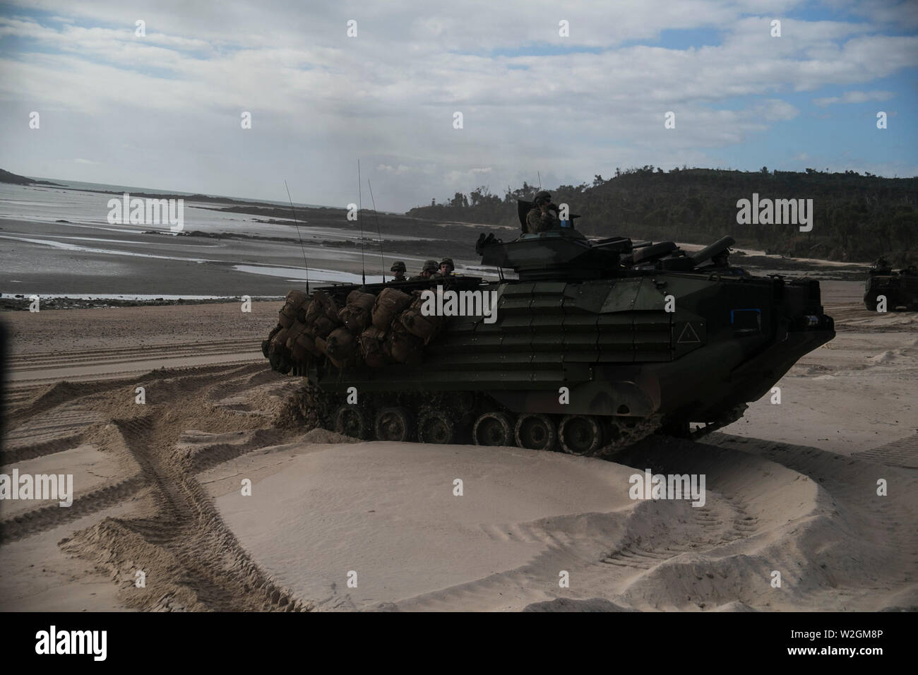 Ein Angriff Amphibienfahrzeug mit Bataillon Landung Team, 2.BATAILLON, 1 Marines, 31 Marine Expeditionary Unit bereitet Nach einer simulierten Raid an der Küste von Townshend Island, Queensland, Australien, Juli 1, 2019. Die 31. MEU, das Marine Corps' nur kontinuierlich vorwärts - bereitgestellt MEU, bietet eine flexible und tödlicher Gewalt bereit, eine breite Palette von militärischen Operationen als Premier Crisis Response Force im indopazifischen Region durchzuführen. (U.S. Marine Corps Foto von Lance Cpl. Kyle S. Bunyi) Stockfoto