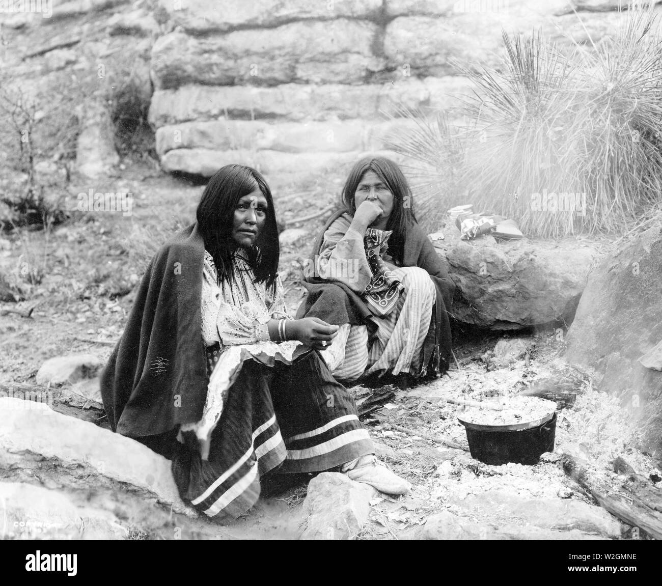 Edward S. Curits Native American Indians - Zwei Apache Indian Frauen am Lagerfeuer, kochen Topf vor einem Ca. 1903 Stockfoto