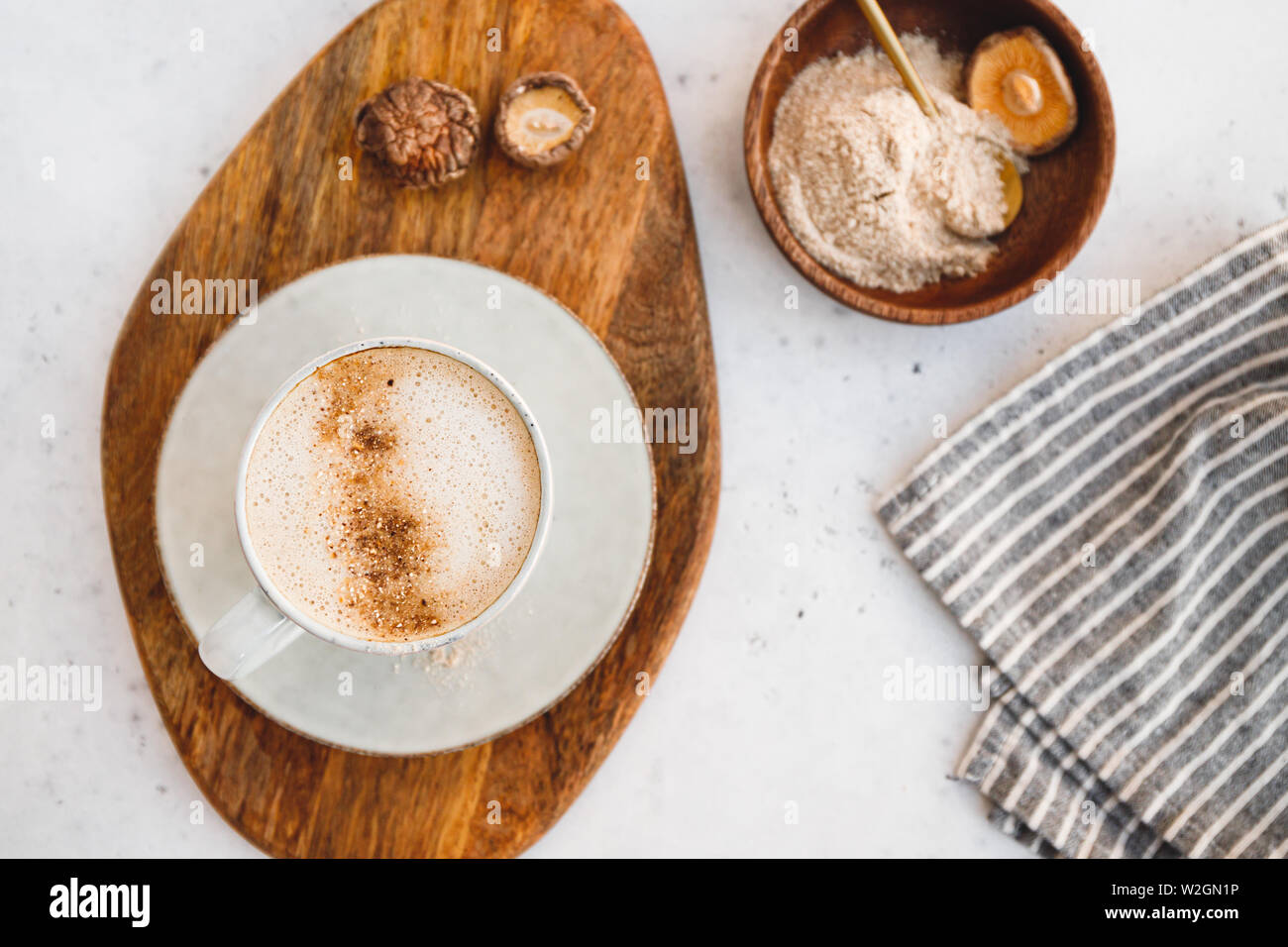 Blick von oben auf die Pilz Latte mit Shiitake Pulver und Ungesüßte Kokosmilch Mandelmilch Mischung. Gesunde nützliche vegan trinken, flach. Stockfoto