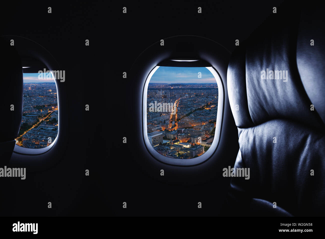 Reisen mit dem Flugzeug, Flugzeug Fenster und Blick auf die Stadt bei Nacht Stockfoto
