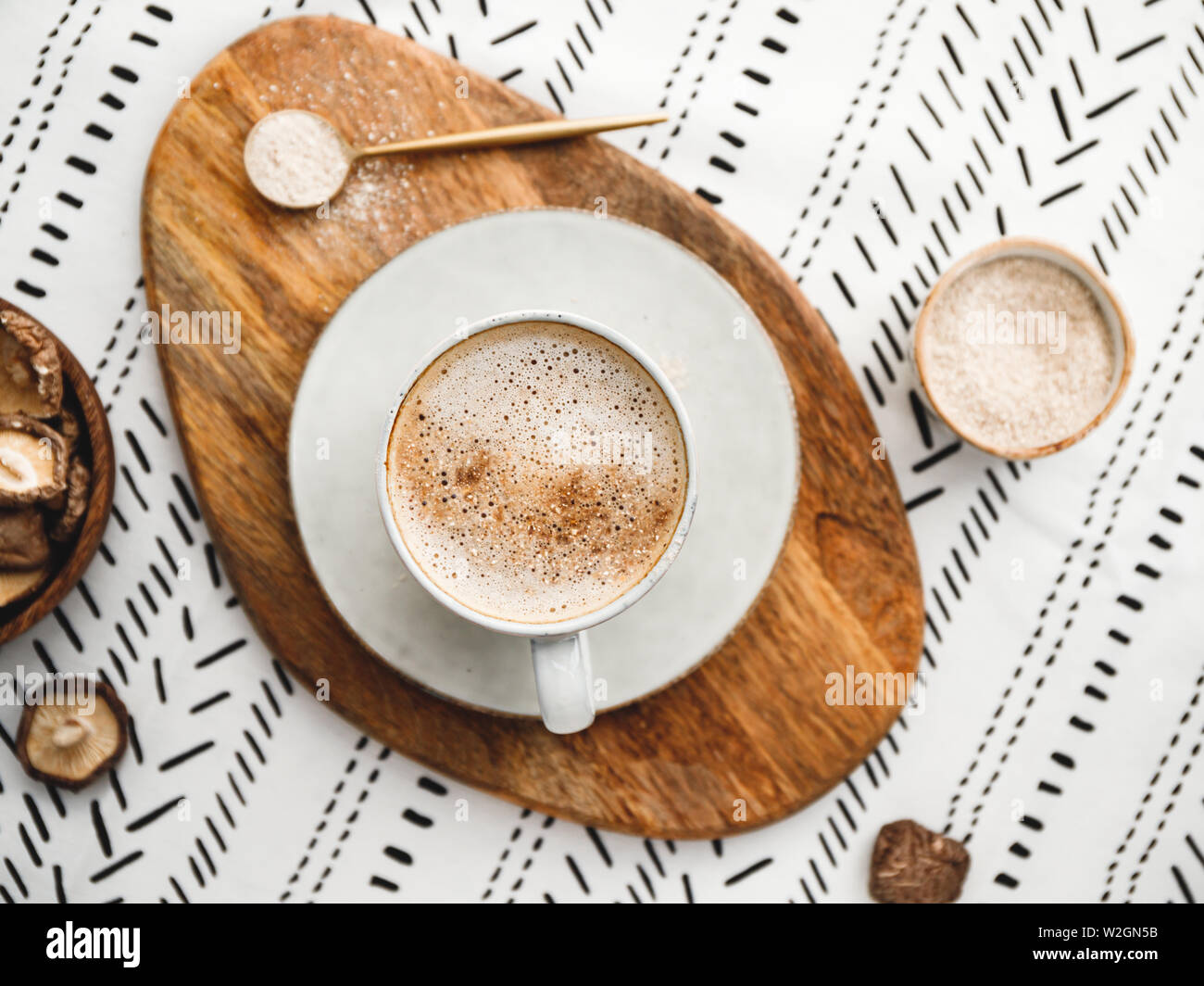 Blick von oben auf die Pilz Latte mit Shiitake Pulver und Ungesüßte Kokosmilch Mandelmilch Mischung. Gesunde nützliche vegan trinken, flach. Stockfoto