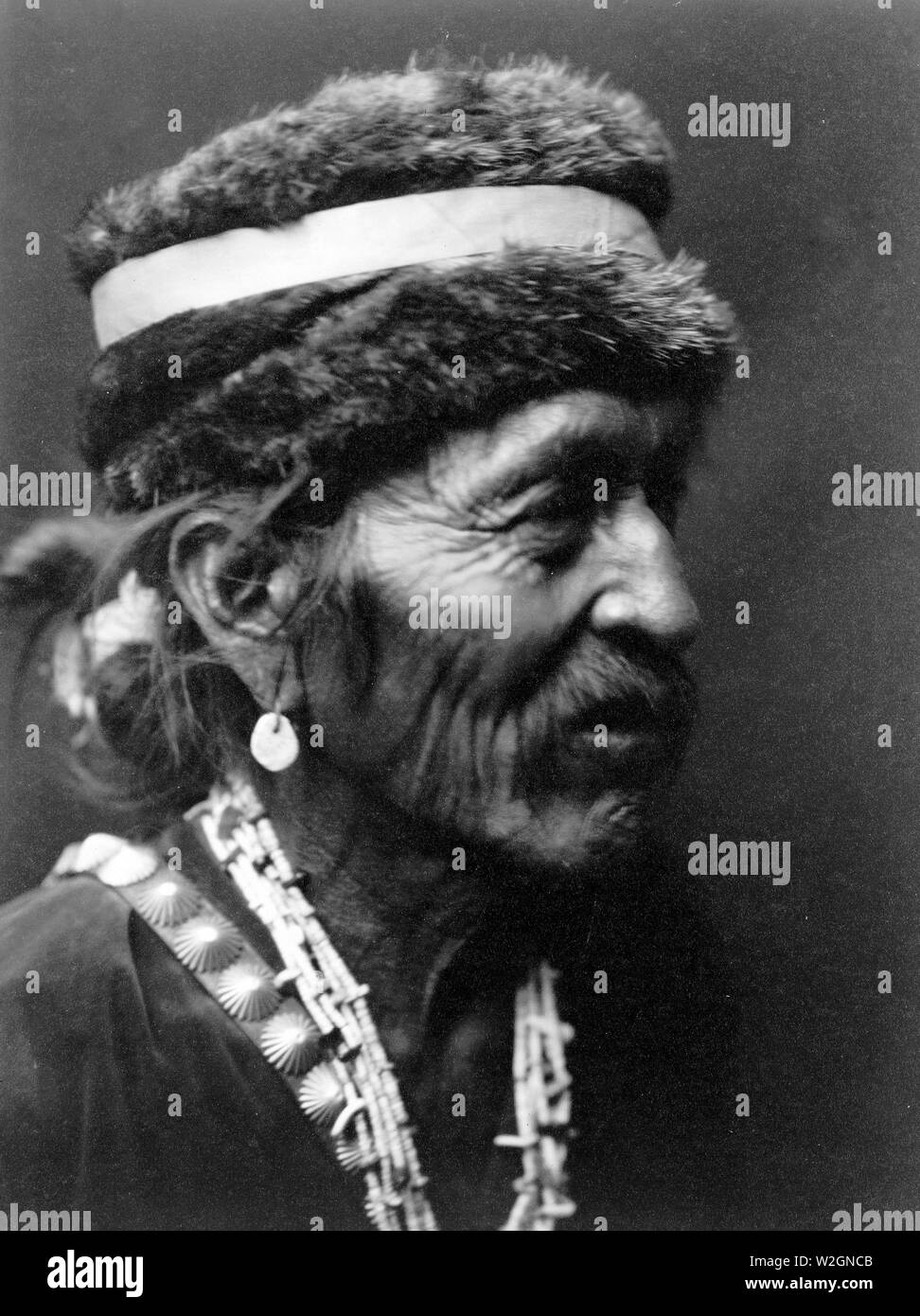 Edward S. Curits Native American Indians - Navajo Indianer Mann mit pelzkappe Ca. 1905 Stockfoto