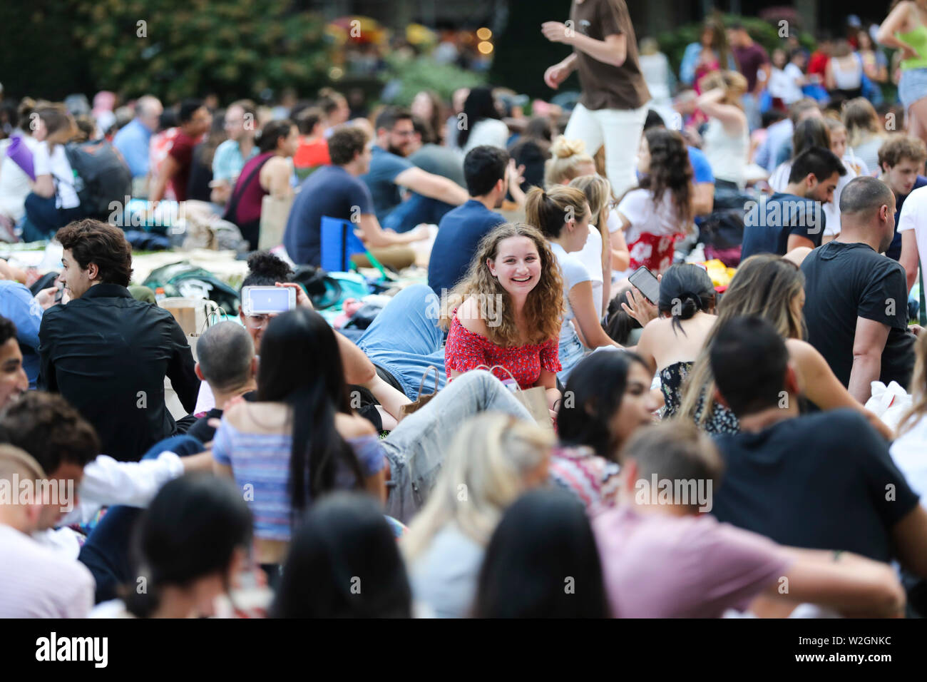 New York, USA. 8. Juli, 2019. Die Menschen warten auf den Start von Outdoor Film zeigen im Bryant Park in New York, USA, 8. Juli 2019. Als der Sommer kommt, Outdoor und Indoor Film Screening Veranstaltungen sind ganz in der ganzen Stadt beliebt und zieht Tausende von Menschen ihre Sommernächte zu genießen. Credit: Wang Ying/Xinhua/Alamy leben Nachrichten Stockfoto