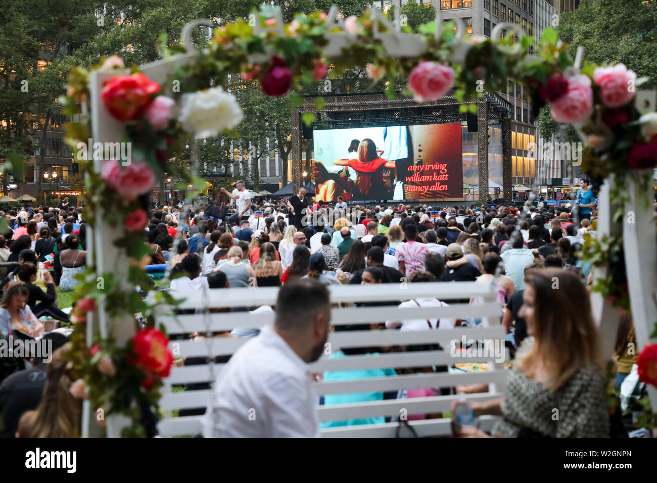 New York, USA. 8. Juli, 2019. Die Menschen sind an einer im Film zeigen im Bryant Park in New York, USA, 8. Juli 2019 gesehen. Als der Sommer kommt, Outdoor und Indoor Film Screening Veranstaltungen sind ganz in der ganzen Stadt beliebt und zieht Tausende von Menschen ihre Sommernächte zu genießen. Credit: Wang Ying/Xinhua/Alamy leben Nachrichten Stockfoto