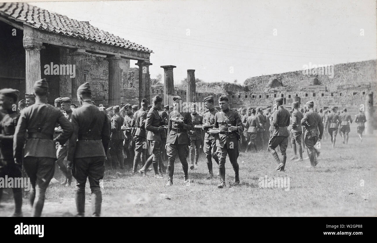 West Point Klasse 1921 auf Tour durch Italien. Mit gut gefüllten Teller die Offiziere, ein Ort, an dem zu essen. Pompeji, Italien Ca. 1918-1919 Stockfoto