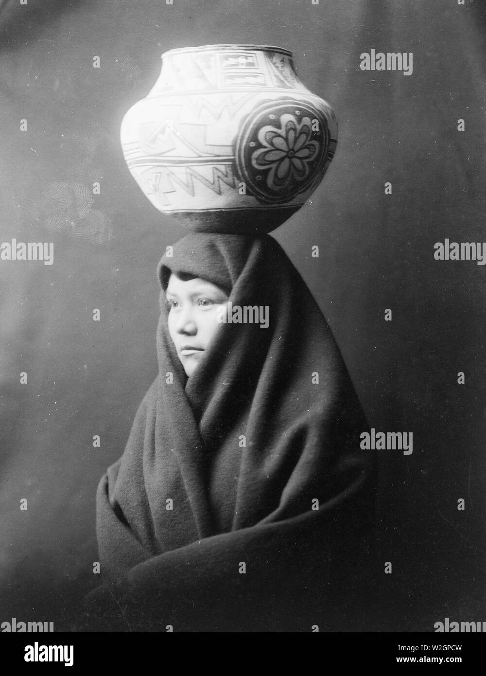 Edward S. Curits Native American Indians-en Al Leih, indische Frau, dekoriert mit Lehm Topf auf den Kopf. 1903 Stockfoto