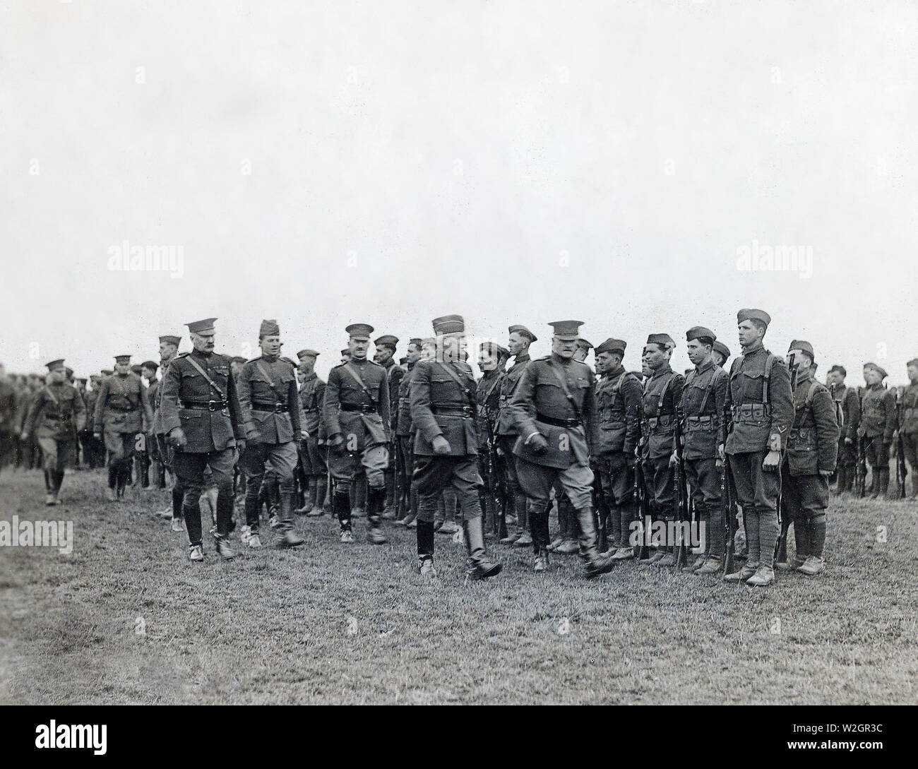 General John J. Pershing, Oberbefehlshaber der A.E.F., mit Offizieren des 30. Division bei der Prüfung von 30. Division. Ballon, Sarthe, Frankreich ca. 1/21/1919 Stockfoto