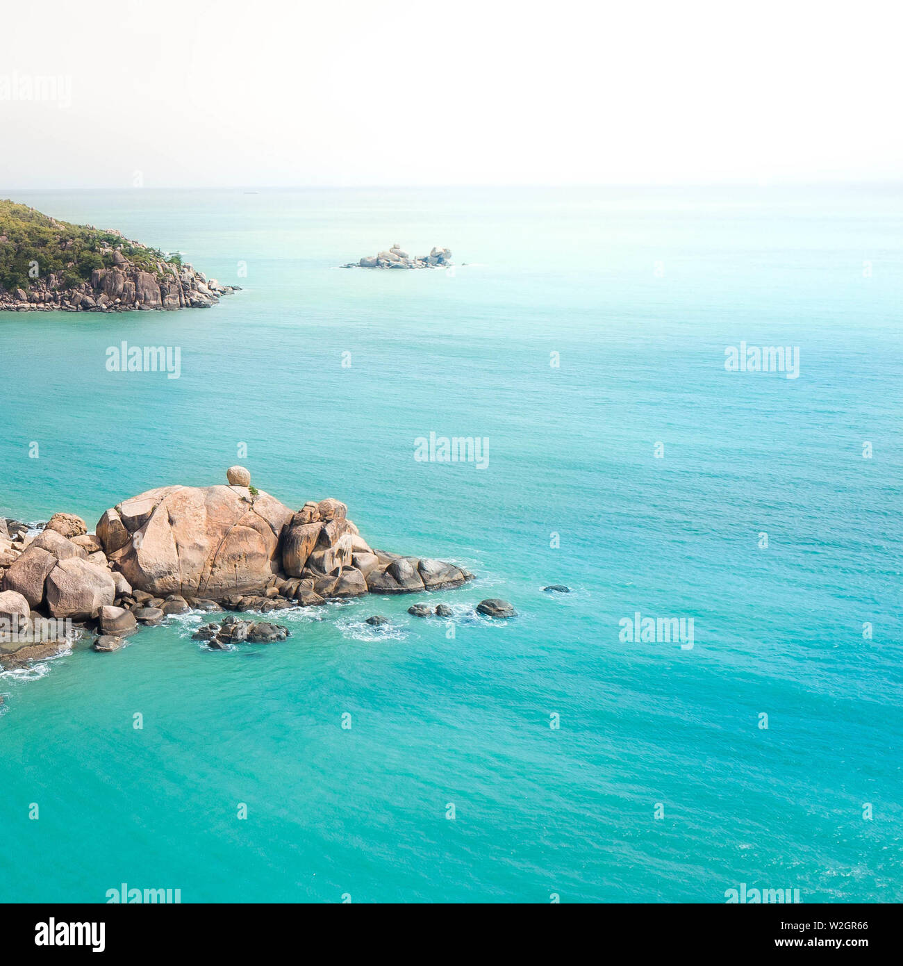 Antenne Aussicht auf einer tropischen Insel in der Mitte des Archipels. Drone Schüsse über Magnetic Island im Norden von Queensland und in der Nähe des Great Barrier ree Stockfoto