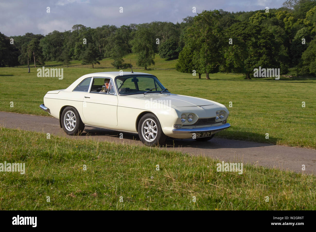 1968 60er Jahre weißer Reliant Scimitar bei der Classic Car Rally, die auf Mark Woodwards Oldtimer-Show im Hochsommer in Carnforth, Lancashire, Großbritannien, stattfand Stockfoto