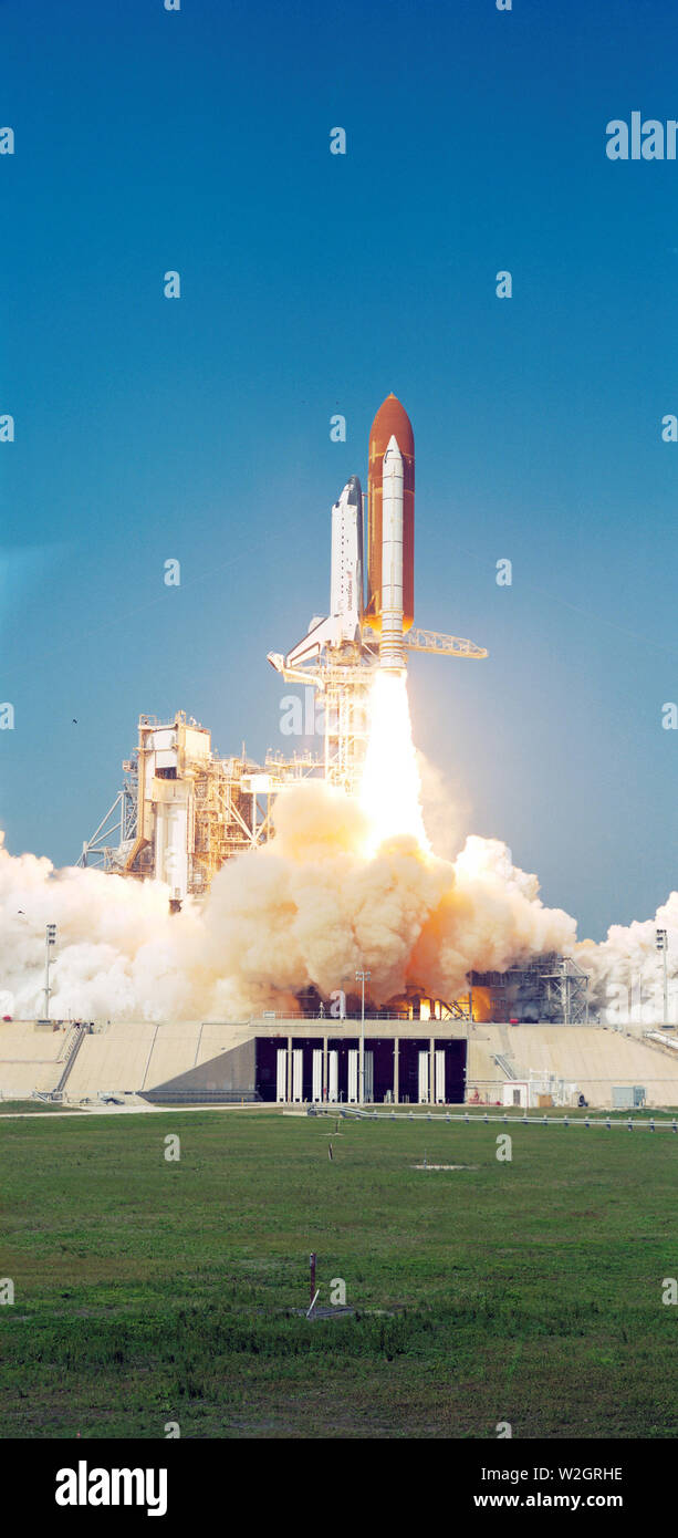 STS-29 Entdeckung, Orbiter Fahrzeug (OV) 103, hebt vom KSC LC Pad 39B Stockfoto