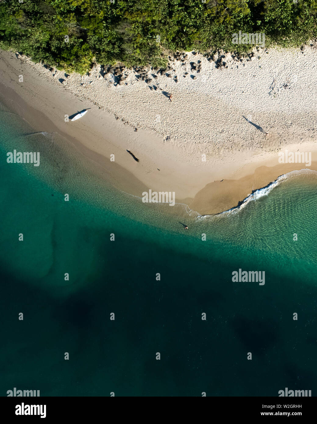 Spektakuläre Aussicht über Burleigh Beach und North Burleigh an der Gold Coast mit unendlichen Strand, schöne Wellen im Ozean und Menschen zu Fuß. Stockfoto
