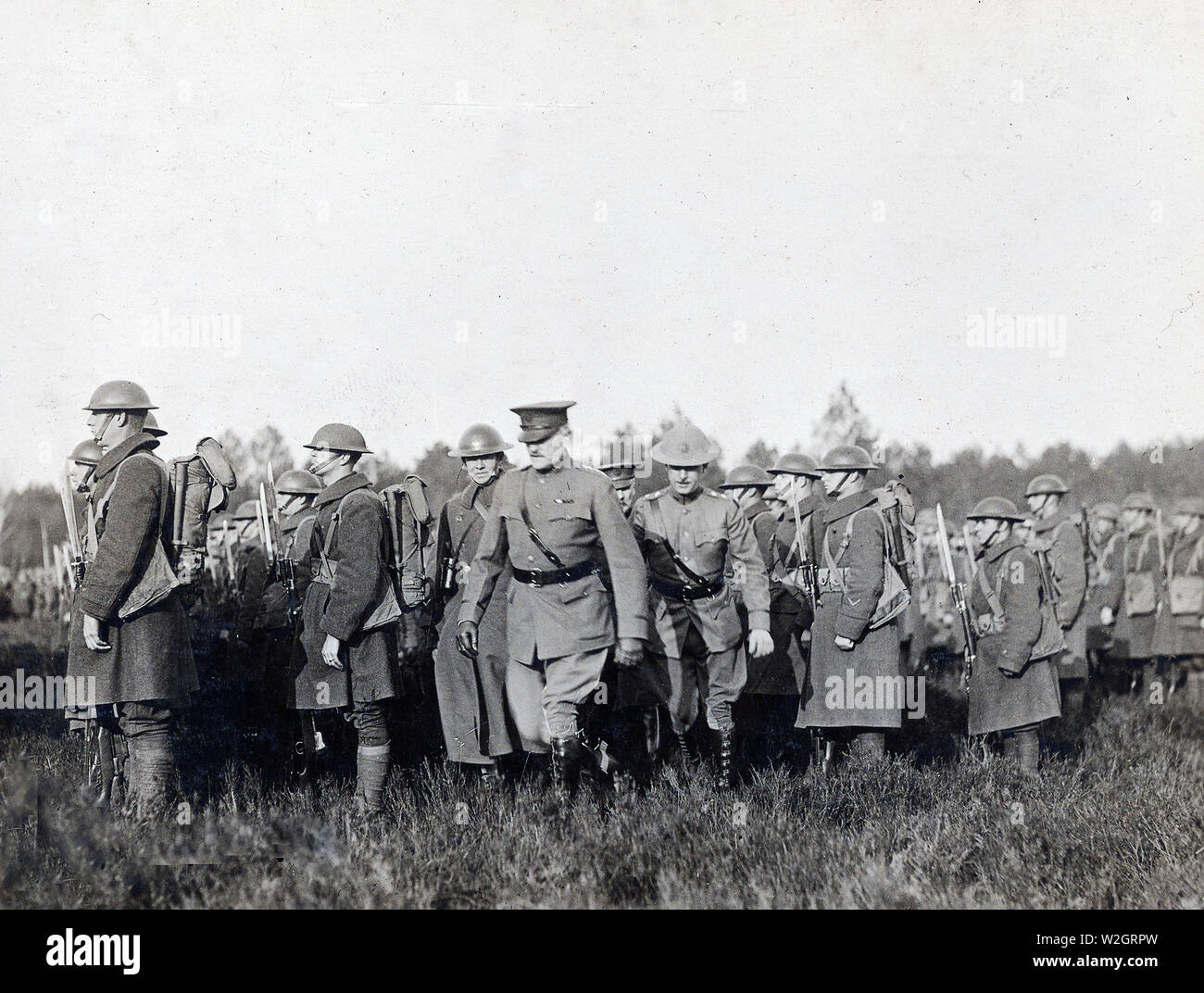 General John J. Pershing, Oberbefehlshaber der A.E.F., Inspektion des 27. Division. Hauptsitz, 2 nd. Armee-korps, Belgische Camp, Bonnetable, Sarthe, Frankreich ca. 1/22/1919 Stockfoto