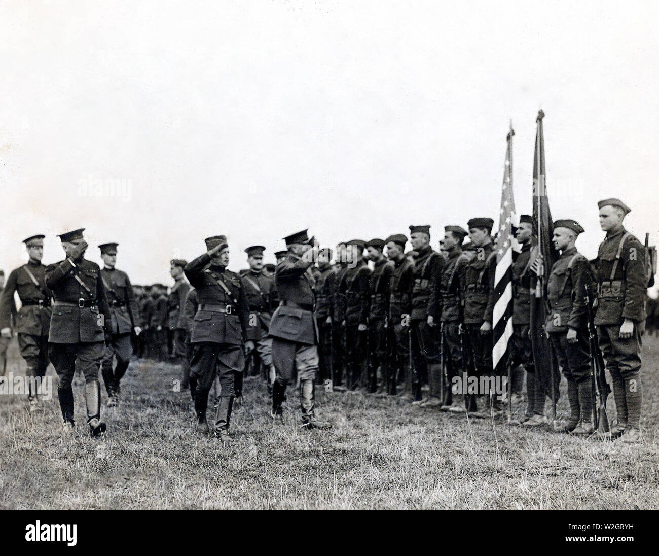 General John J. Pershing, Oberbefehlshaber der A.E.F., der Inspektion von 30 th. Division. Ballon, Sarthe, Frankreich ca. 1/22/1919 Stockfoto