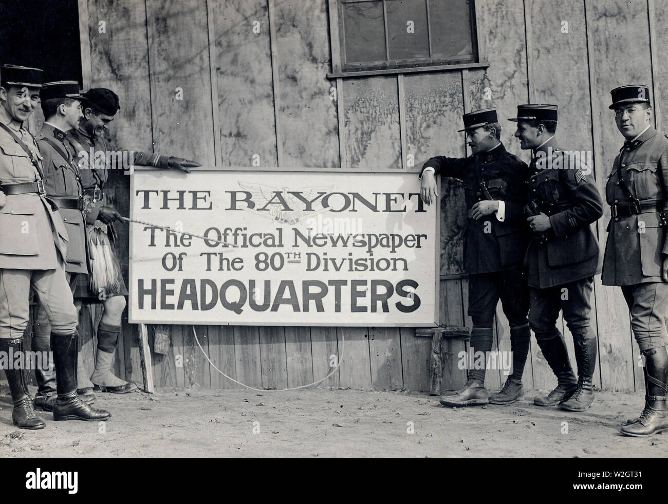 Französische und schottische Offiziere stand vor der Zeitung Büro in amerikanischen Cantonment, wo der 80th Division geschult werden kann. 1917-1918 Stockfoto