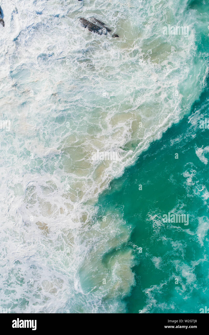 Luftaufnahme von Wellen und Walzen im Ozean. Sturm auf der Suche Bilder von einem Meer, Ozean und blaues Wasser mit Mustern von Sand Stockfoto