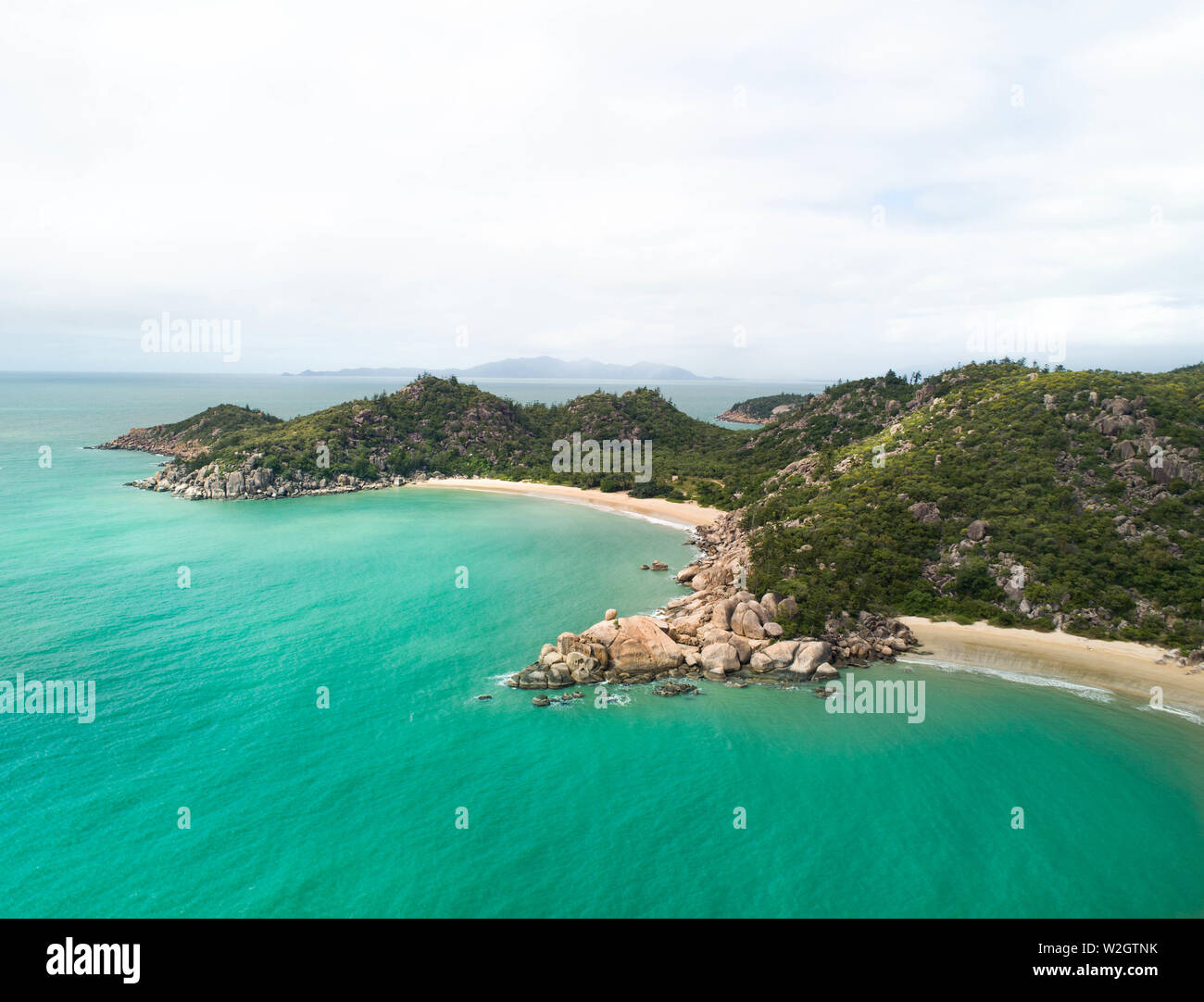 Antenne Aussicht auf einer tropischen Insel in der Mitte des Archipels. Drone Schüsse über Magnetic Island im Norden von Queensland und in der Nähe des Great Barrier ree Stockfoto