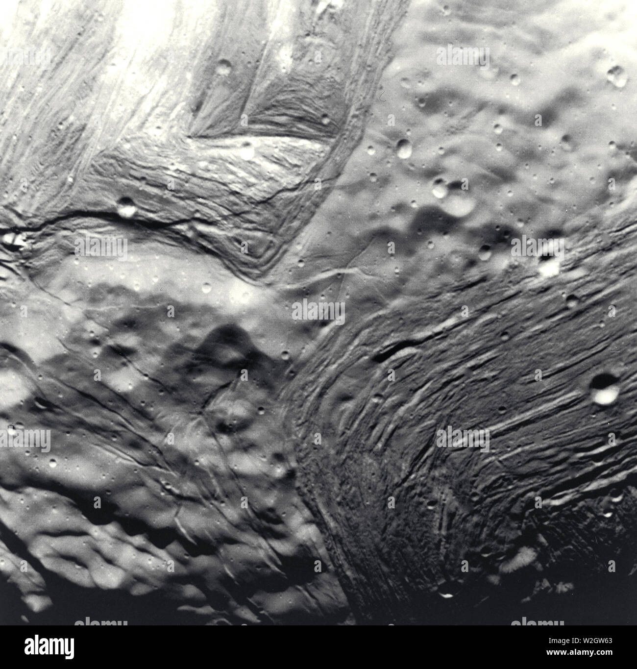 Dieses Bild von Miranda, von Voyager 2 am Ansatz, zeigt eine ungewöhnliche 'Chevron' Figur und Regionen deutlich unterschiedliche Gelände auf die URANISCHE Mond Stockfoto
