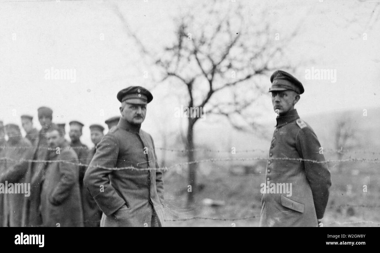 Zwei deutsche Offiziere von den Amerikanern gefangen in einem großen Raid am Chemin des Dames, Frankreich ca. Februar 1918 Stockfoto