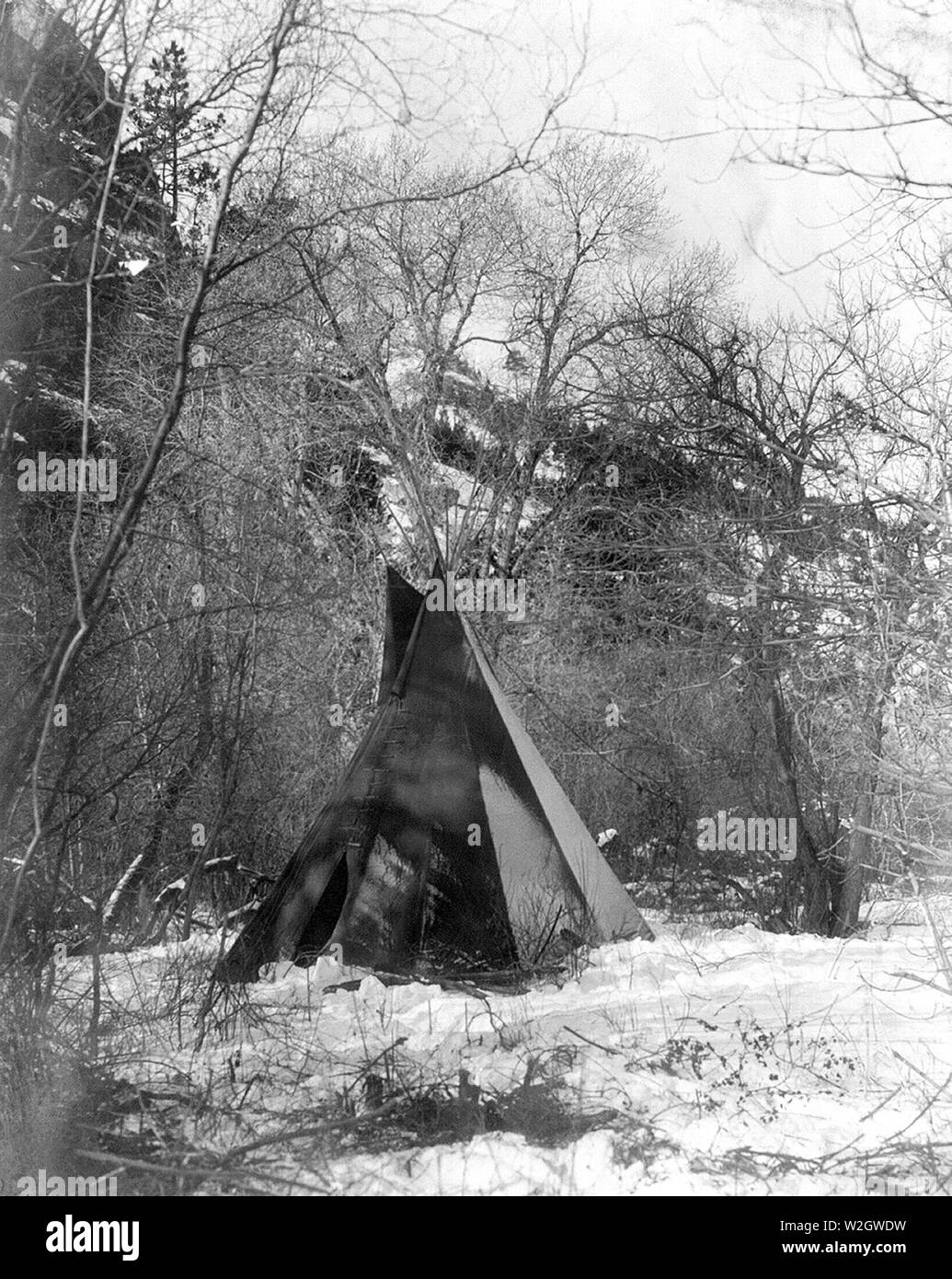 Edward S. Curtis Native American Indians - ein Sioux Indianer Tipi in einem Winter camp Ca. 1908 Stockfoto