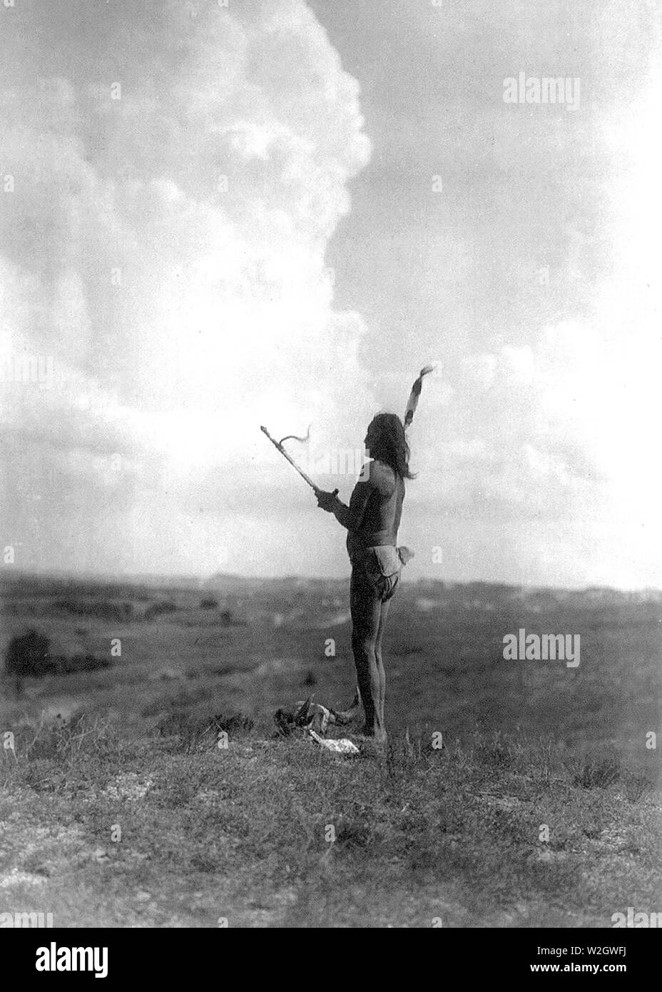 Edward S. Curits Native American Indians - Teton Sioux Indian performing Vision schrei Zeremonie durch Fasten und Singen, um das große Geheimnis Ca. 1907 Stockfoto