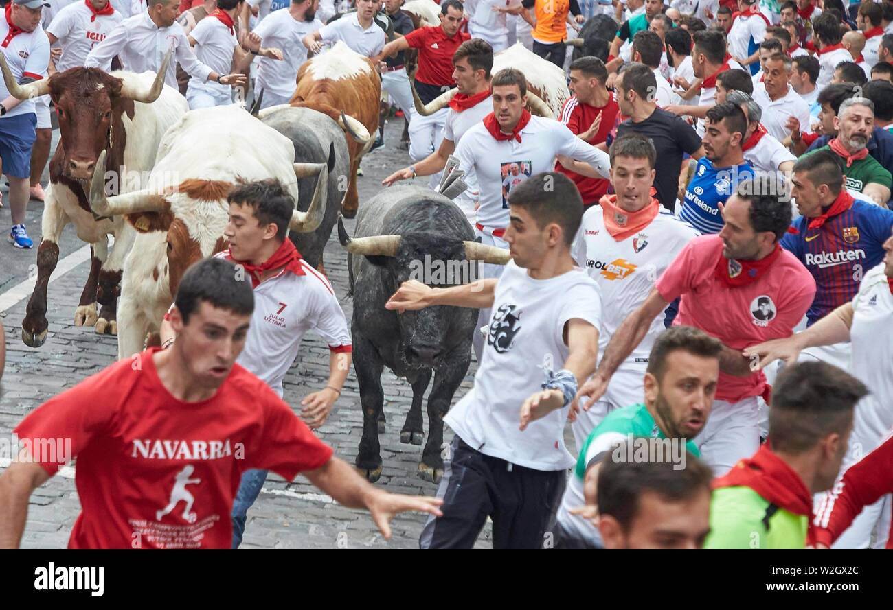 Pamplona, Spanien. 09 Juli, 2019. Die Teilnehmer laufen vor Puerto de Jose Escolar die Kampfstiere am dritten Tag des San Fermin bull run Festival in Pamplona, Spanien am 9. Juli 2019. Tercer encierro en las Fiestas de San Fermín con Toros de Jose Escolar el Dia 9 de Julio de 2019. Pablo Sarasate/Cordon drücken Sie Credit: CORDON PRESSE/Alamy leben Nachrichten Stockfoto