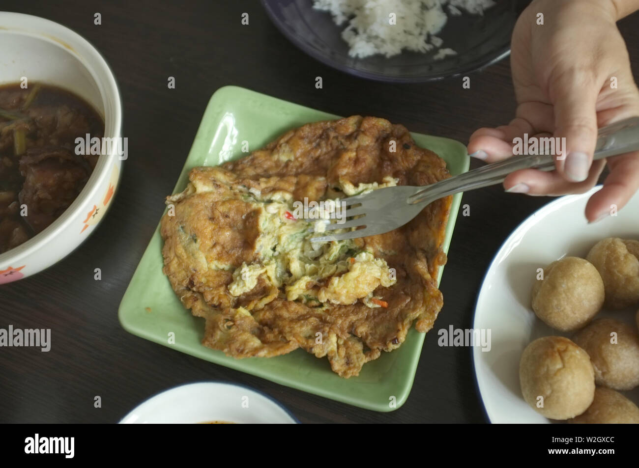 Omelette mit ant Eier. Dies ist ein spezielles Lebensmittel oder lokales Essen von North East Thailand. Stockfoto