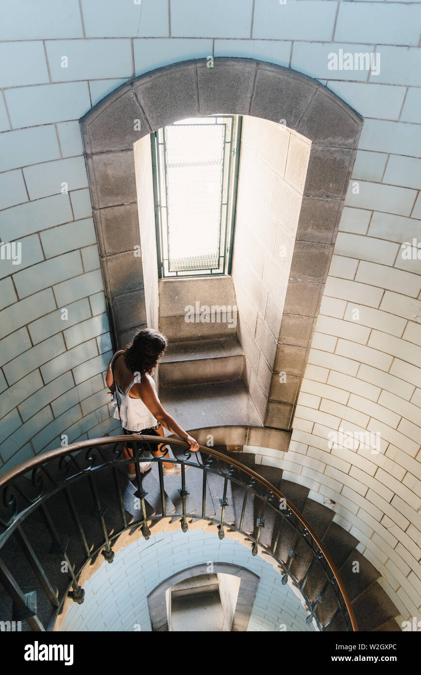 Penmarch, Frankreich - 2. August 2018: Die Frau, die wendeltreppe von Eckmuhl Leuchtturm Stockfoto